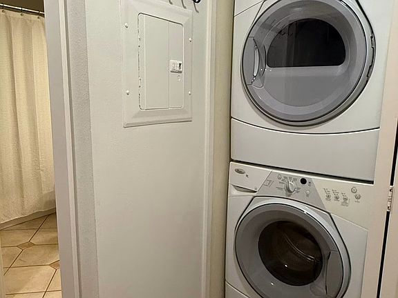 5th image of 326 Queen Anne Ave N APT 403