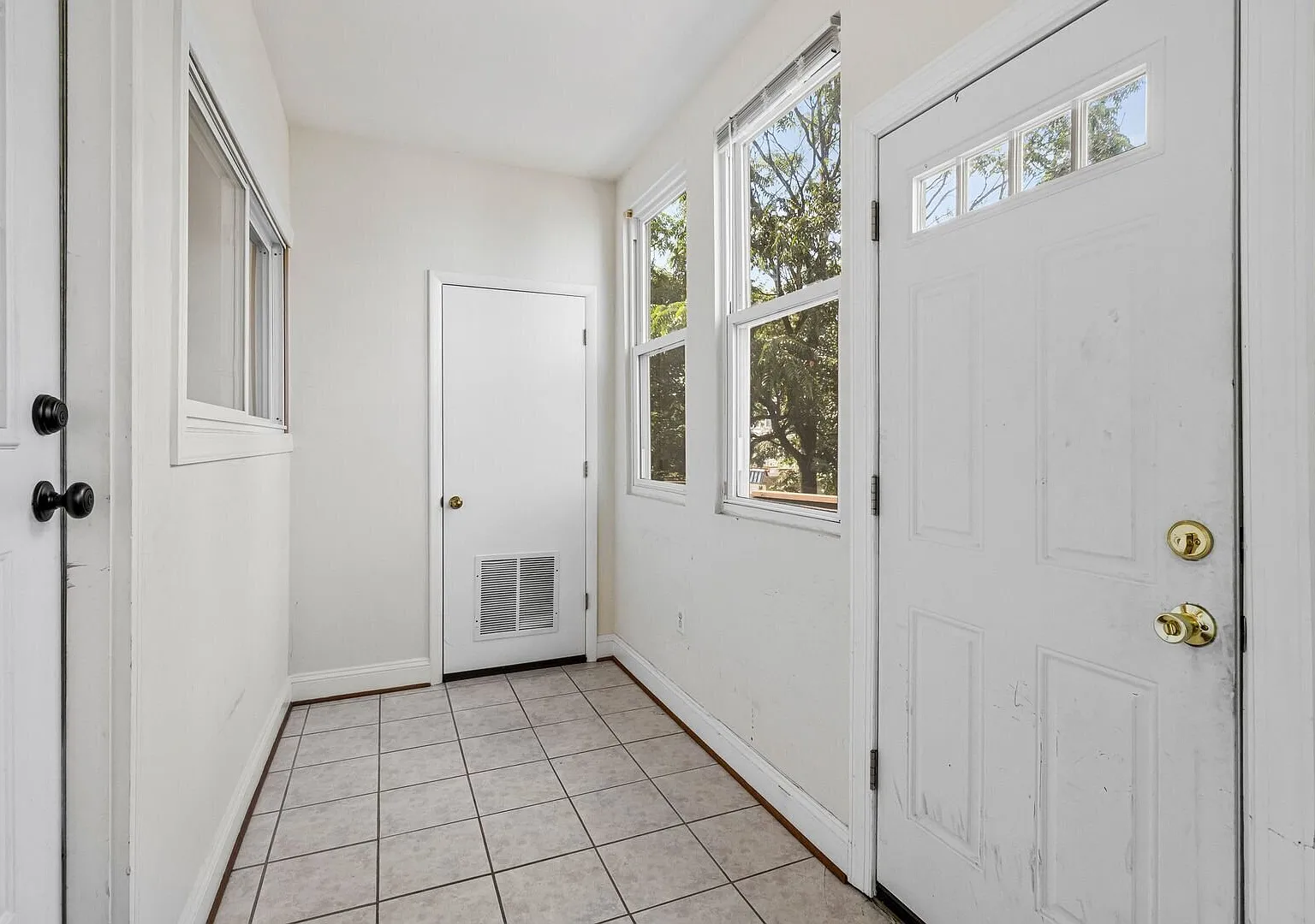 Spacious 2BR Park View Home with 2.5 Baths & Modern Amenities — Photo 3