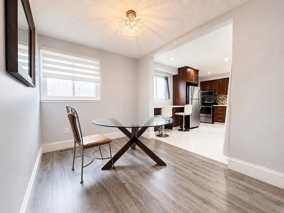 70 Jill Crescent Brampton Ontario L6S 3 J2 — Photo 4