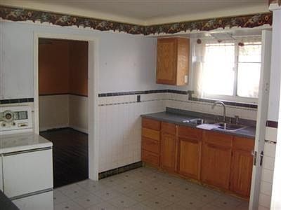 2nd image of 5978 Belmont Ave