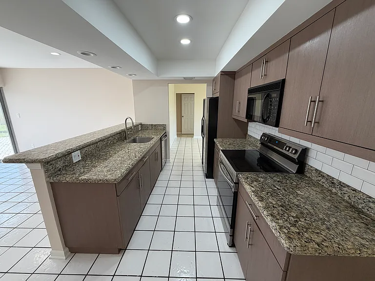 499 W Conference Dr — Photo 4