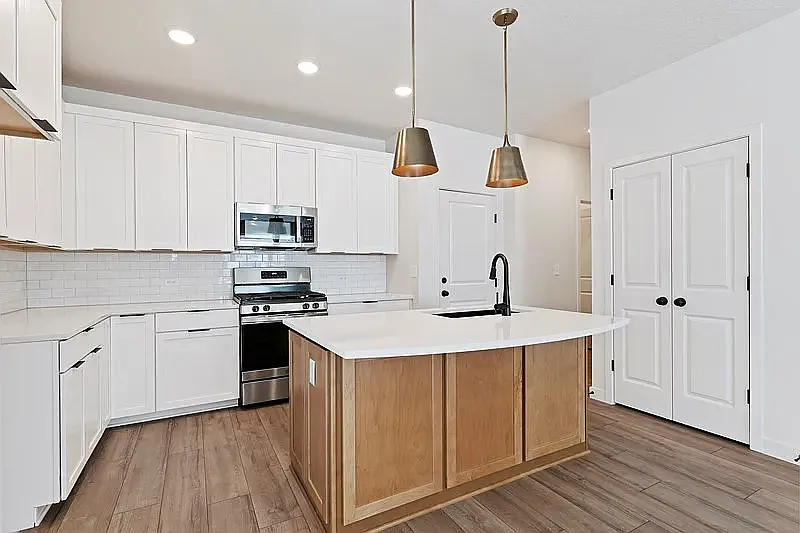4 bed, 3048 sqft, $2,900 — Photo 2