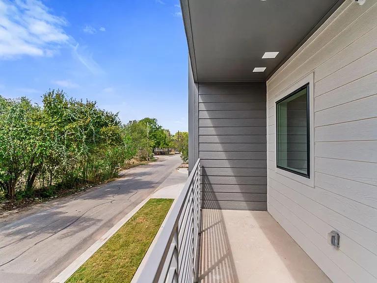 100 W Mockingbird Ln — Photo 19