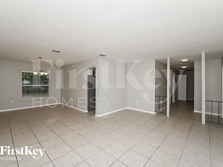 718 Kingswood Loop — Photo 2