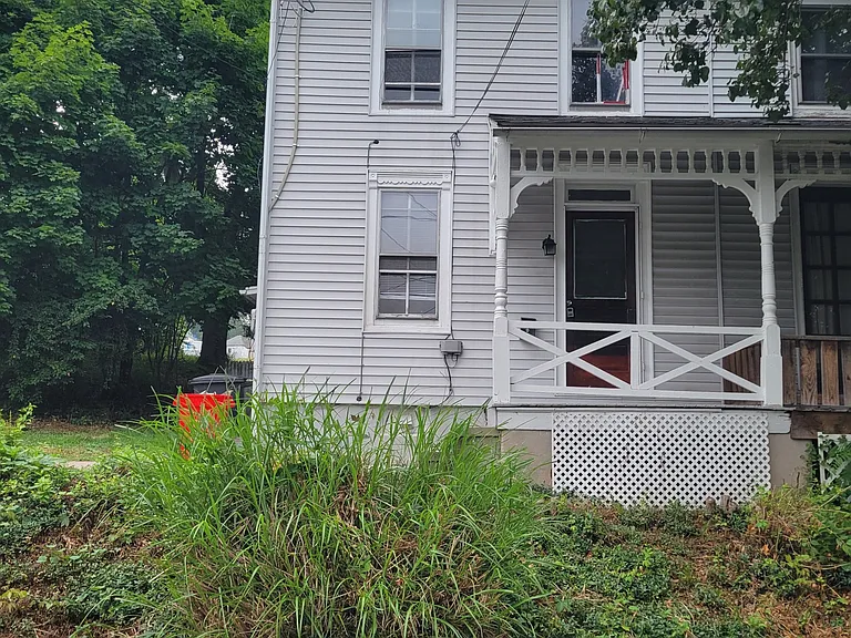 23 Dewey St — Photo 3