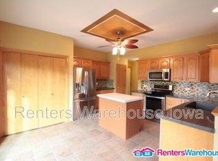 6874 Dakota Dr, West Des Moines, IA 50266