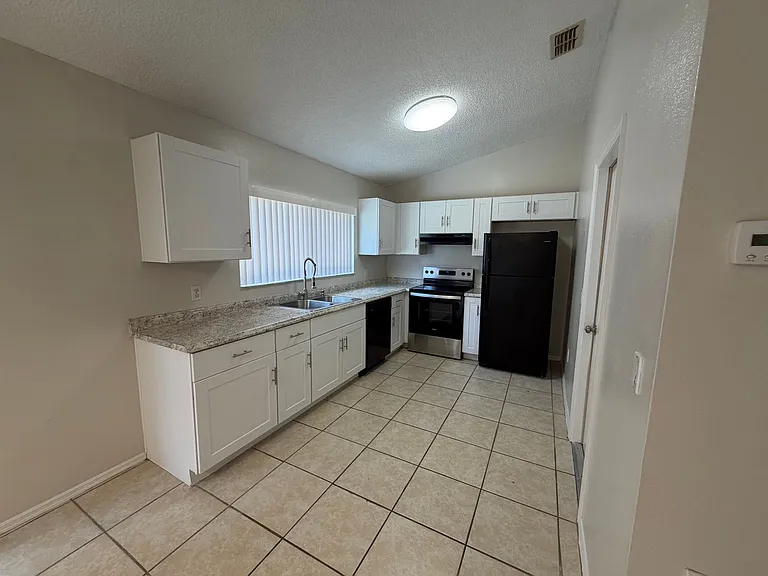 73 Olive Dr — Photo 5