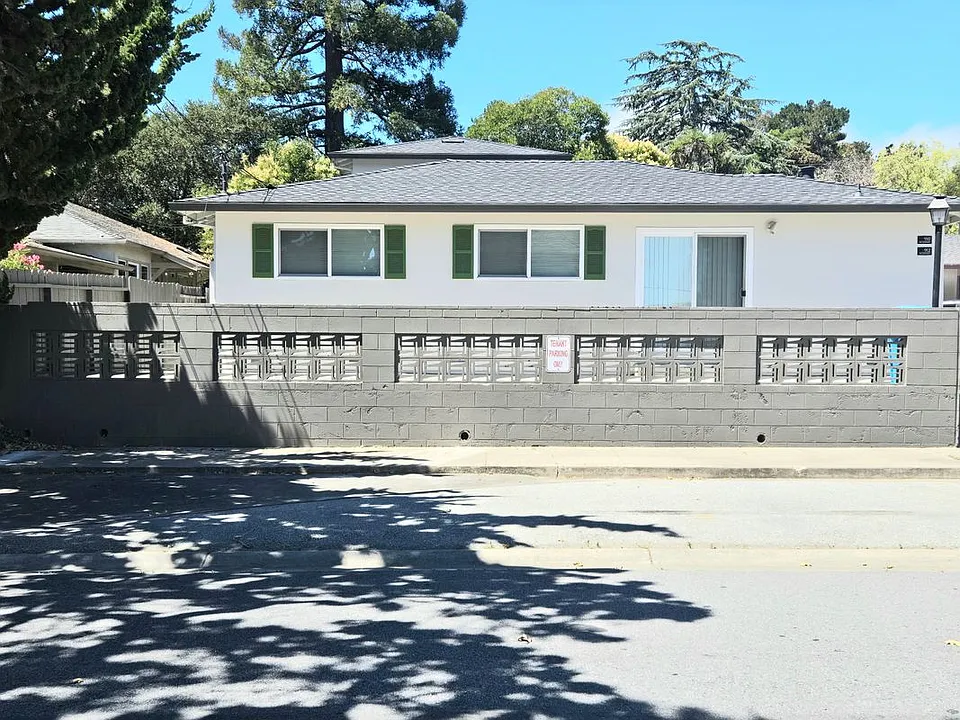 910 Academy Ave