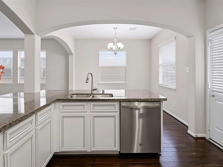 8403 Columbia Forest Dr — Photo 7
