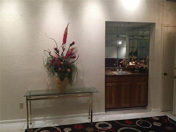 5th image of 307 Royal Field Dr