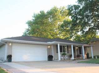 2120 Marigold Dr, Pekin, IL 61554