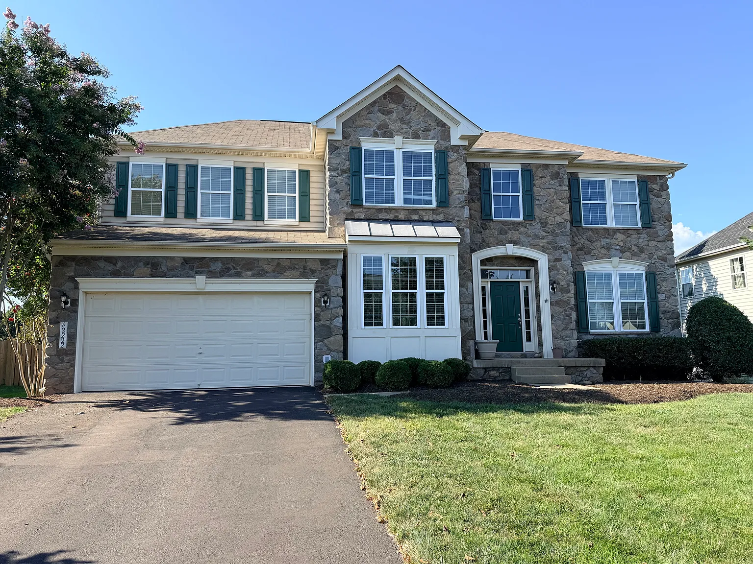 6 bed, 4.5 bath, 4799 sqft, $5,700 — Photo 2