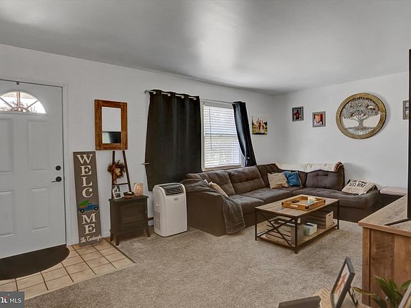 4th image of 20 Surrey Dr