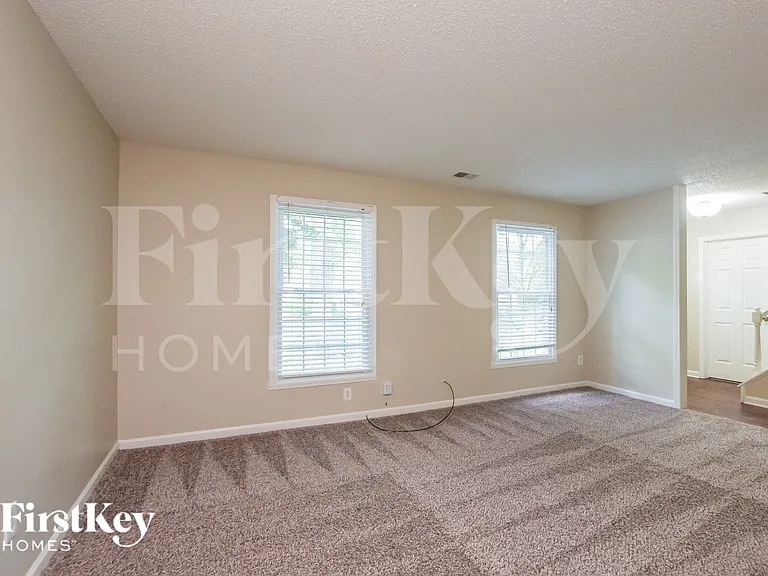 7225 Rollingridge Dr — Photo 2