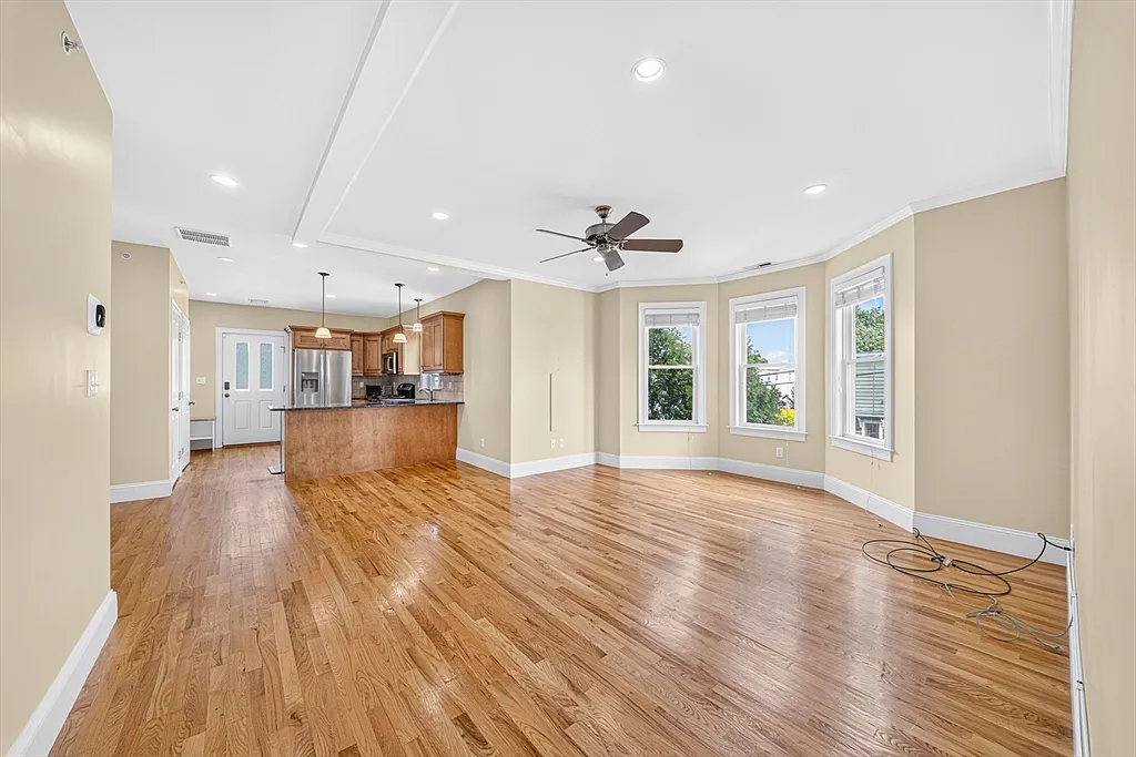 3 bed, 1.0 bath, 1295 sqft, $3,200 — Photo 2
