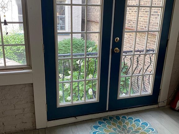 3rd image of 1082 N Marshfield Ave APT 2R