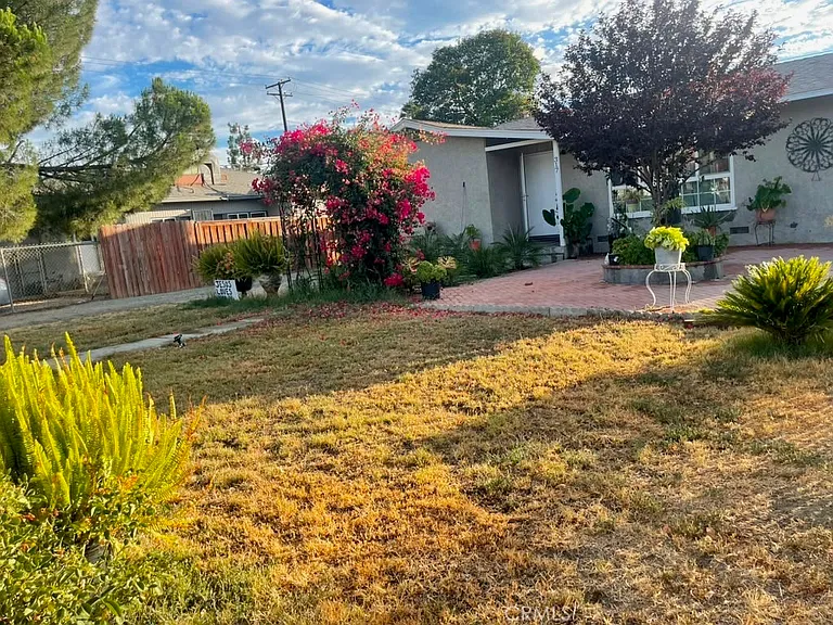 317 Terry Ln — Photo 1