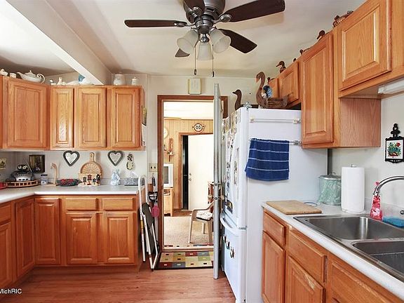 4th image of 2420 Emerald Dr