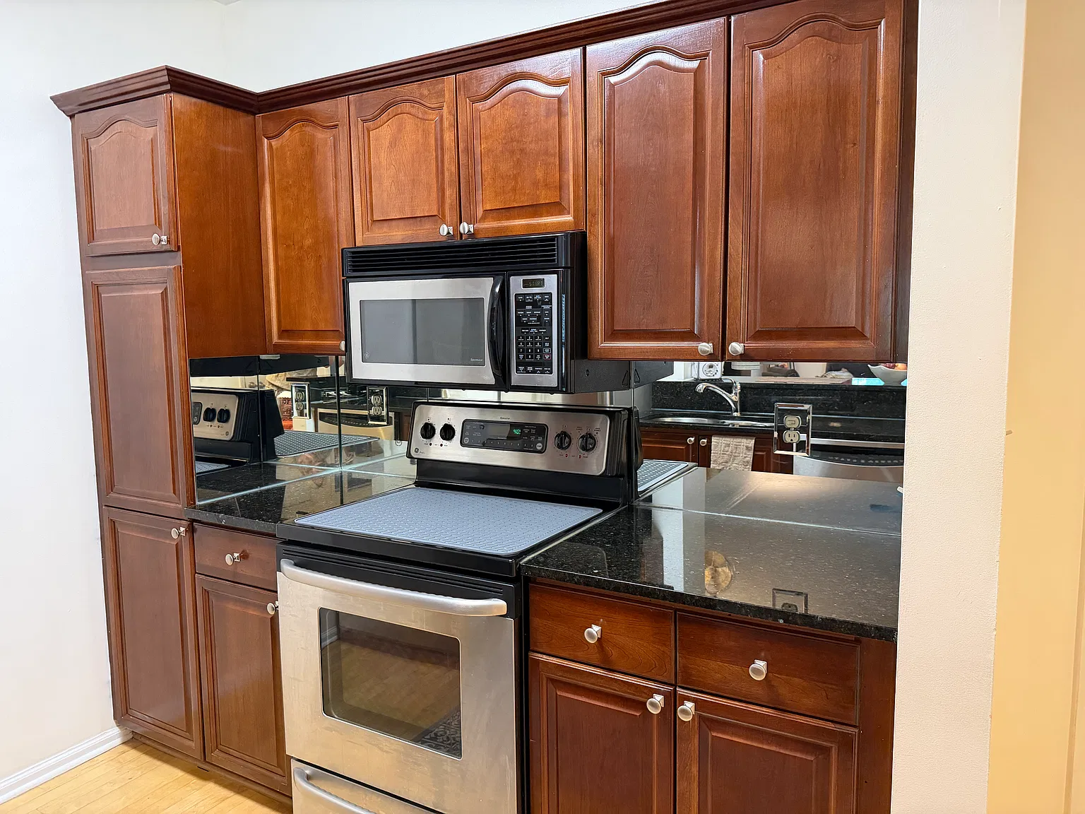 1 bed, 820 sqft, $1,600 — Photo 4