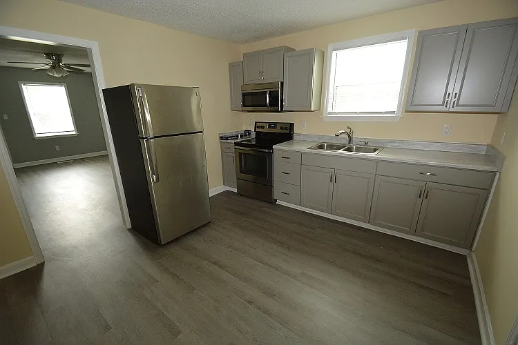 5 bed, 1302 sqft, $1,800 — Photo 2