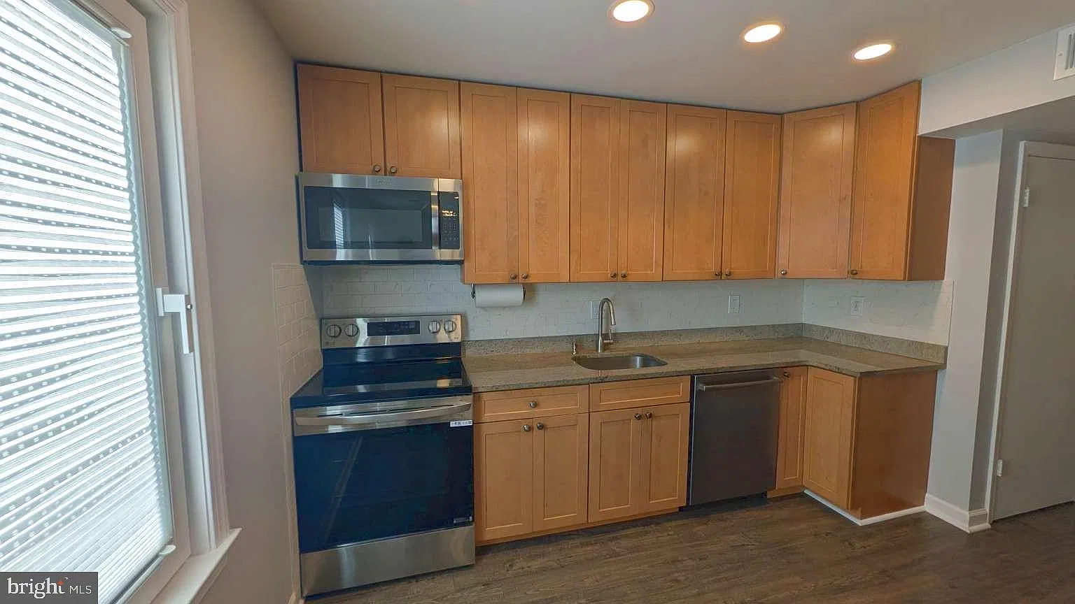 3 bed, 2.5 bath, 1633 sqft, $3,150 — Photo 4