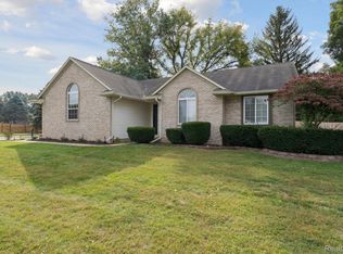 2447 Grove Park Rd, Fenton, MI 48430