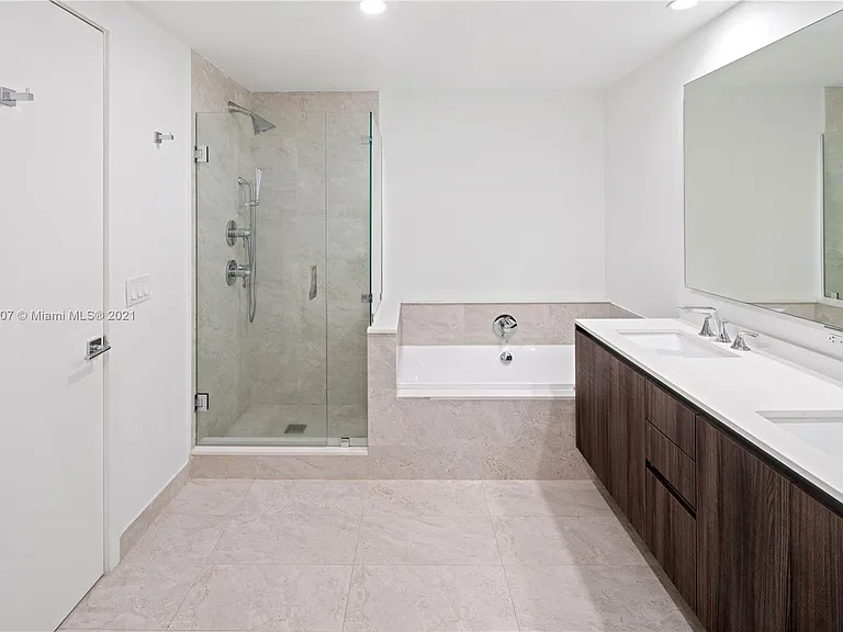 488 NE 18th St #3900 — Photo 8