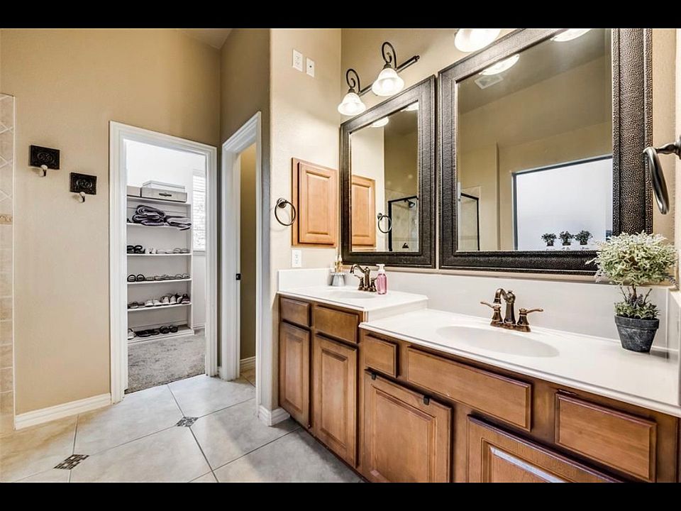 2nd image of 205 Chinaberry Trl