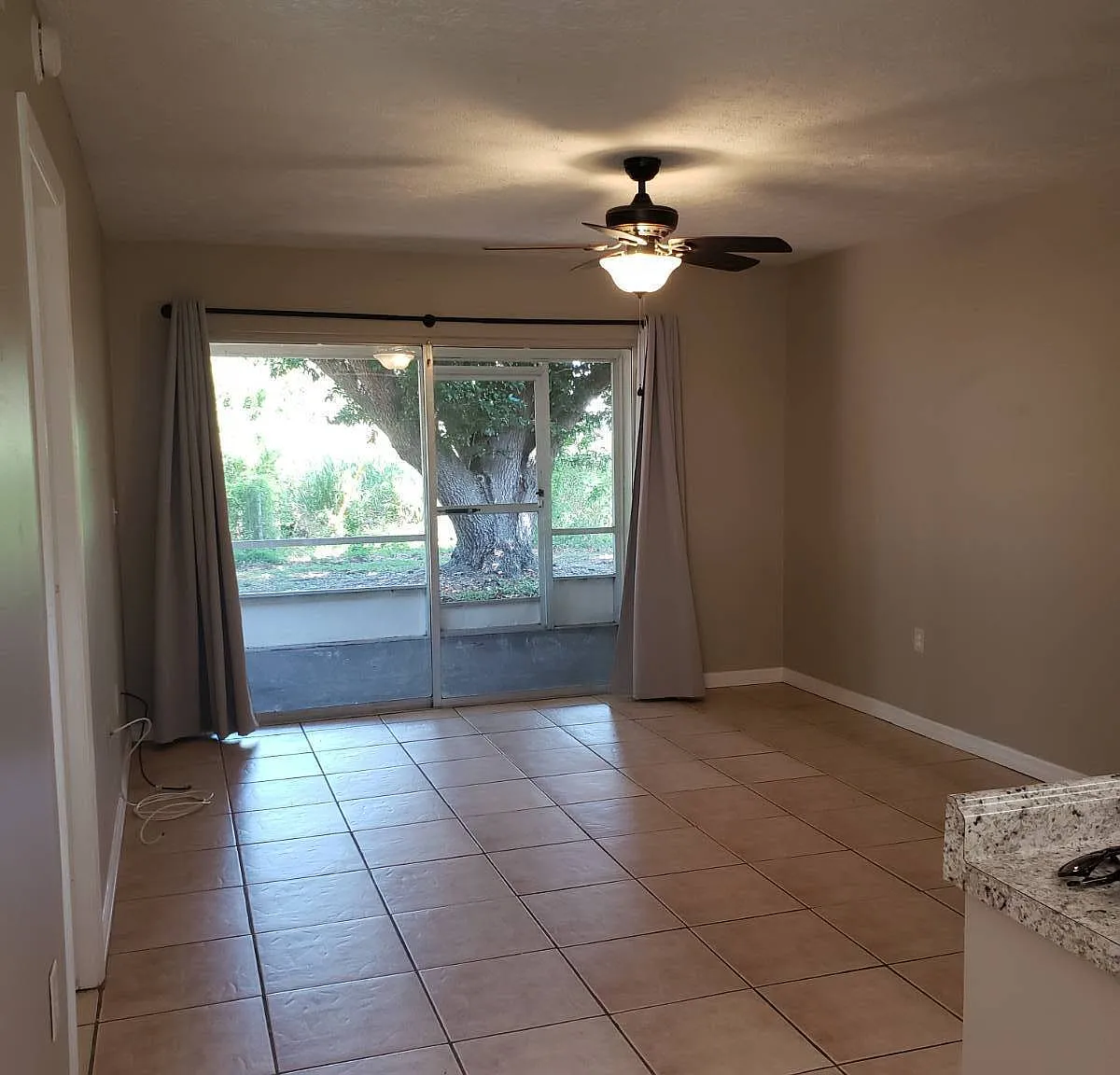 2 bed, 1.0 bath, 800 sqft, $950 — Photo 2