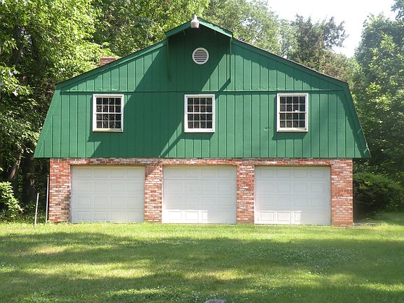 2lvl barn with stables, utilities