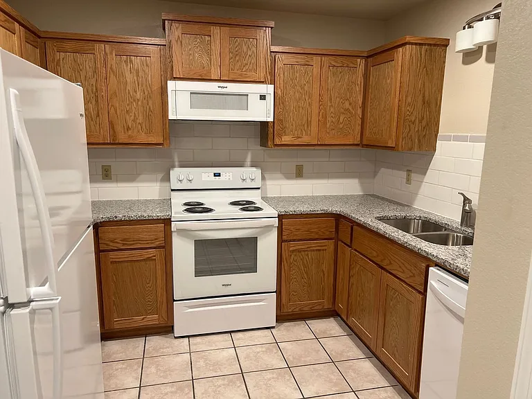 608 Rolling Hills Dr — Photo 4