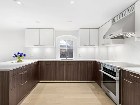 205 East 16th Street image 4 of 14