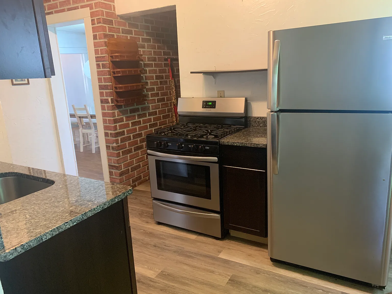 5 bed, 1.5 bath, 1712 sqft, $3,725 — Photo 2