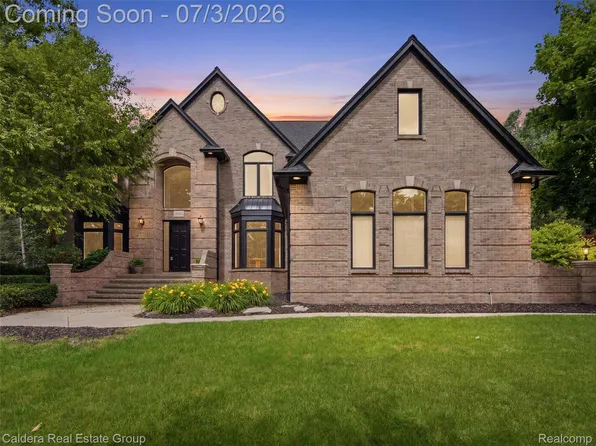56015 Parkview Dr, Shelby Township, MI 48316