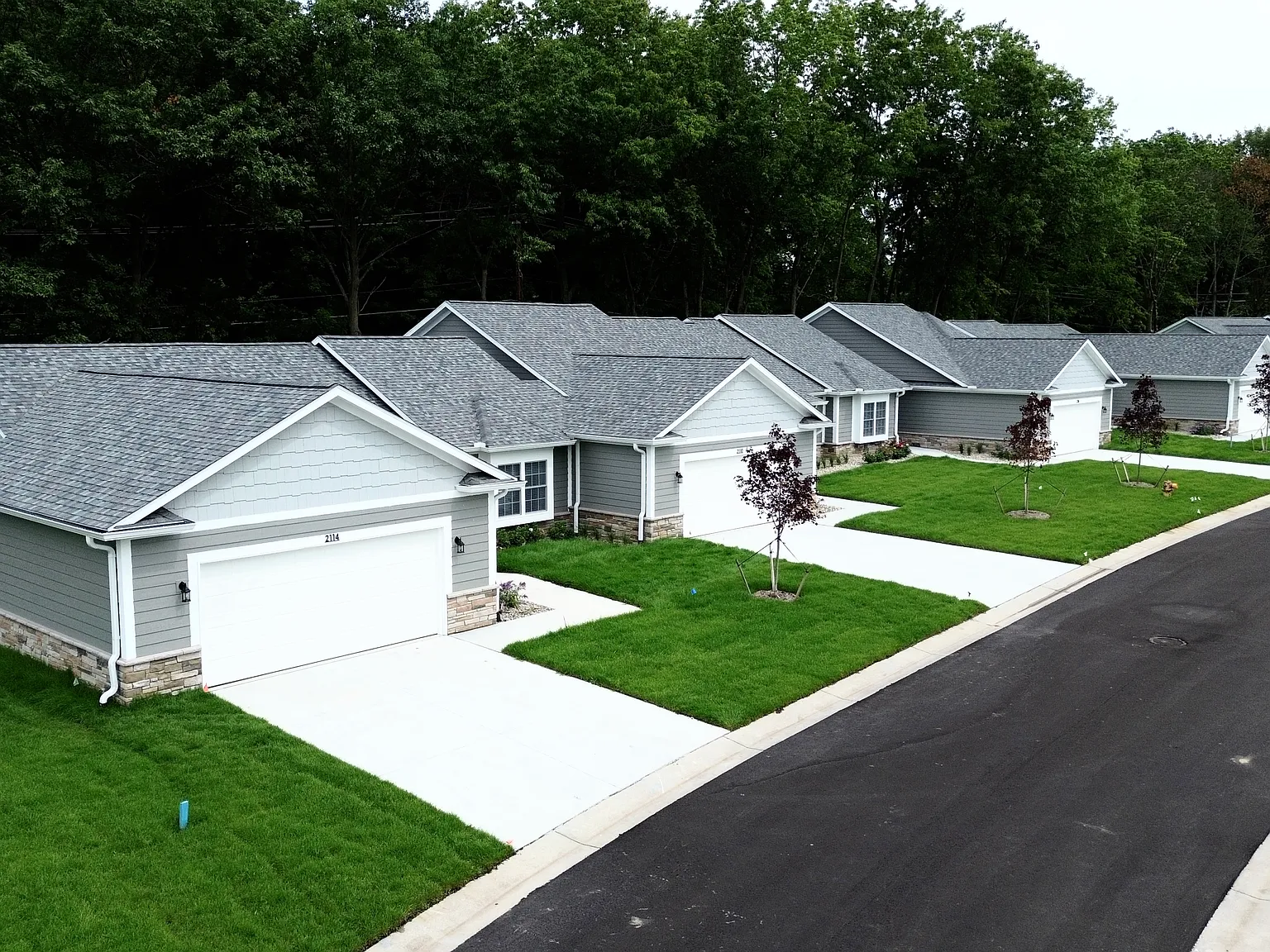 2114 Carriage Hill Cir — Photo 2