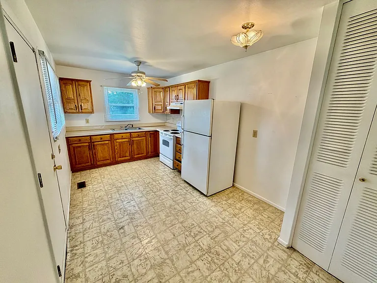 1240 Dogwood Ln — Photo 2