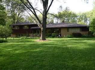 8 Barrington Bourne Rd, Barrington, IL 60010