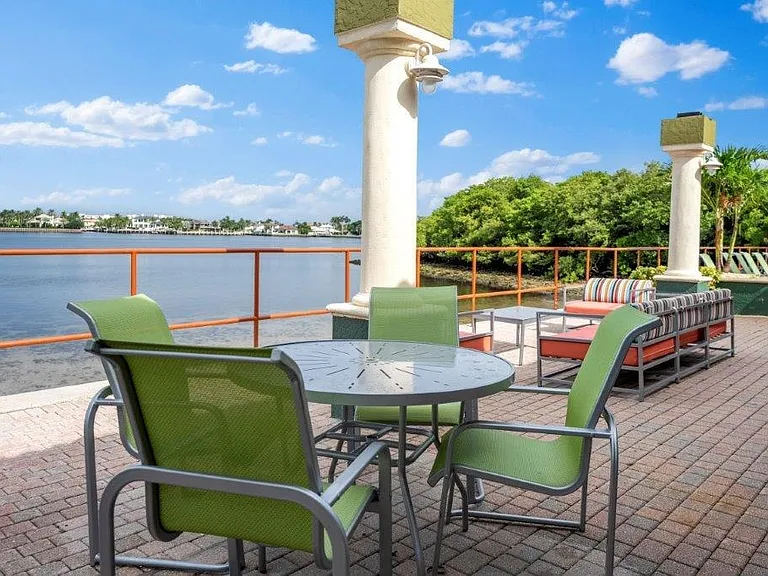 Manatee Bay Apartments — Photo 40
