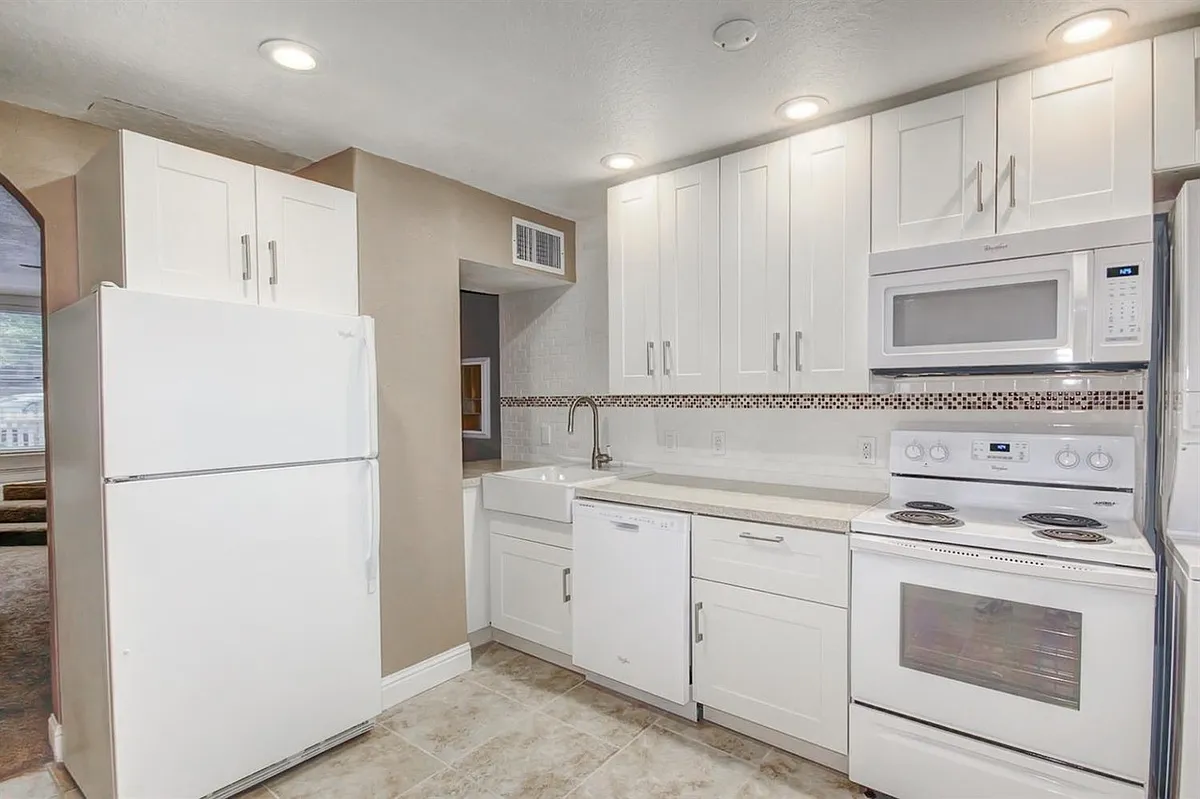 Building Photo - 425 18th St #1