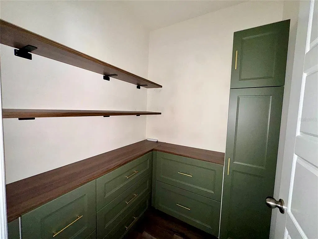 5 bed, 3.0 bath, 2025 sqft, $2,600 — Photo 4