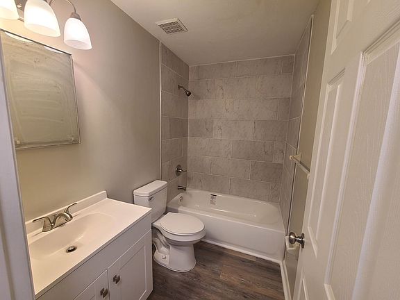 4th image of 206 NE 42nd Pl #C