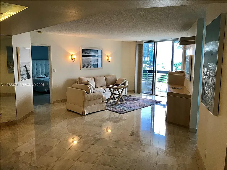 3600 Mystic Pointe Dr #815 — Photo 5