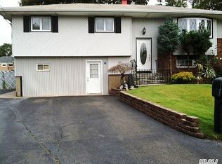 10 Little Ct, Deer Park, NY 11729