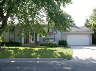 311 Eagle Ridge Cir, Burnsville, MN 55337