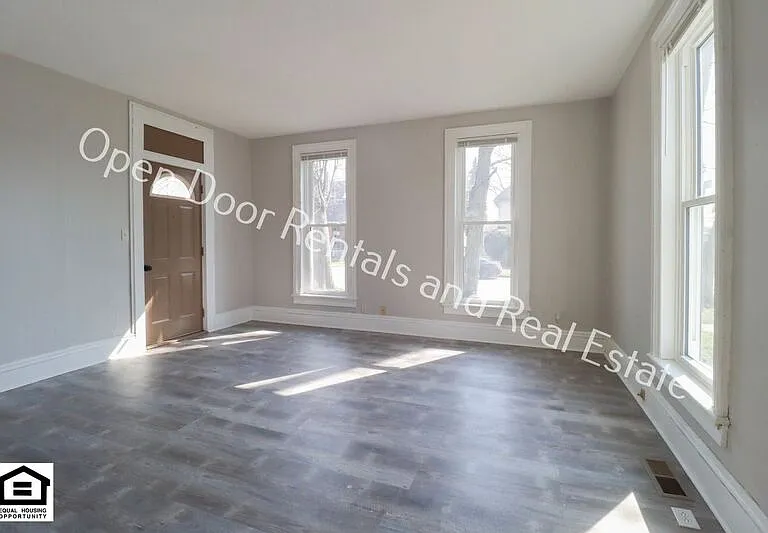 210 1/2 W 4th St — Photo 3