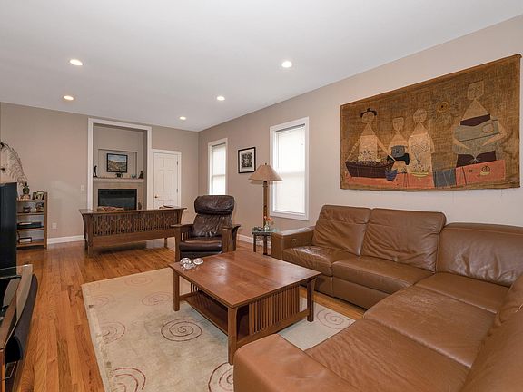 5th image of 150 Parkview Ave
