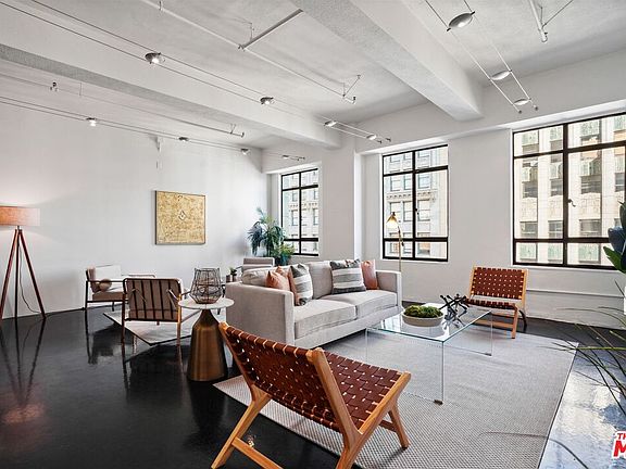 4th image of 849 S Broadway #902