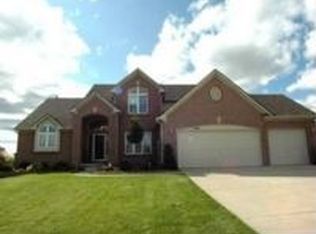 2104 Cobblestone Ln, Brighton, MI