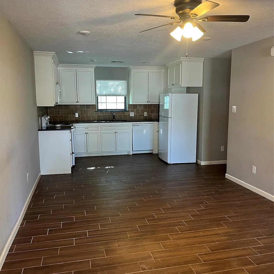 2 bed, 1.0 bath, 1560 sqft, $1,300 — Photo 4