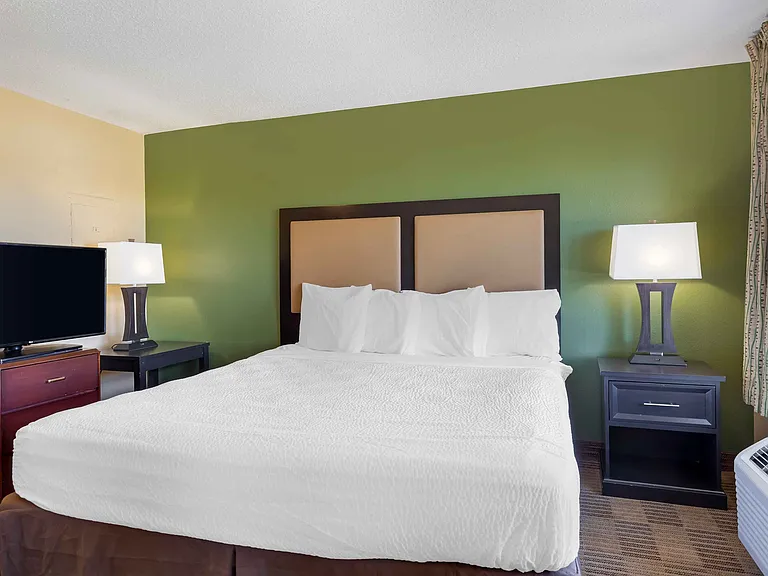 1 Bedroom Suite - 1 King Bed